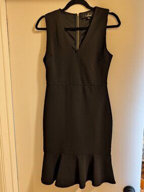 Lulu's V neck little black dress Size M